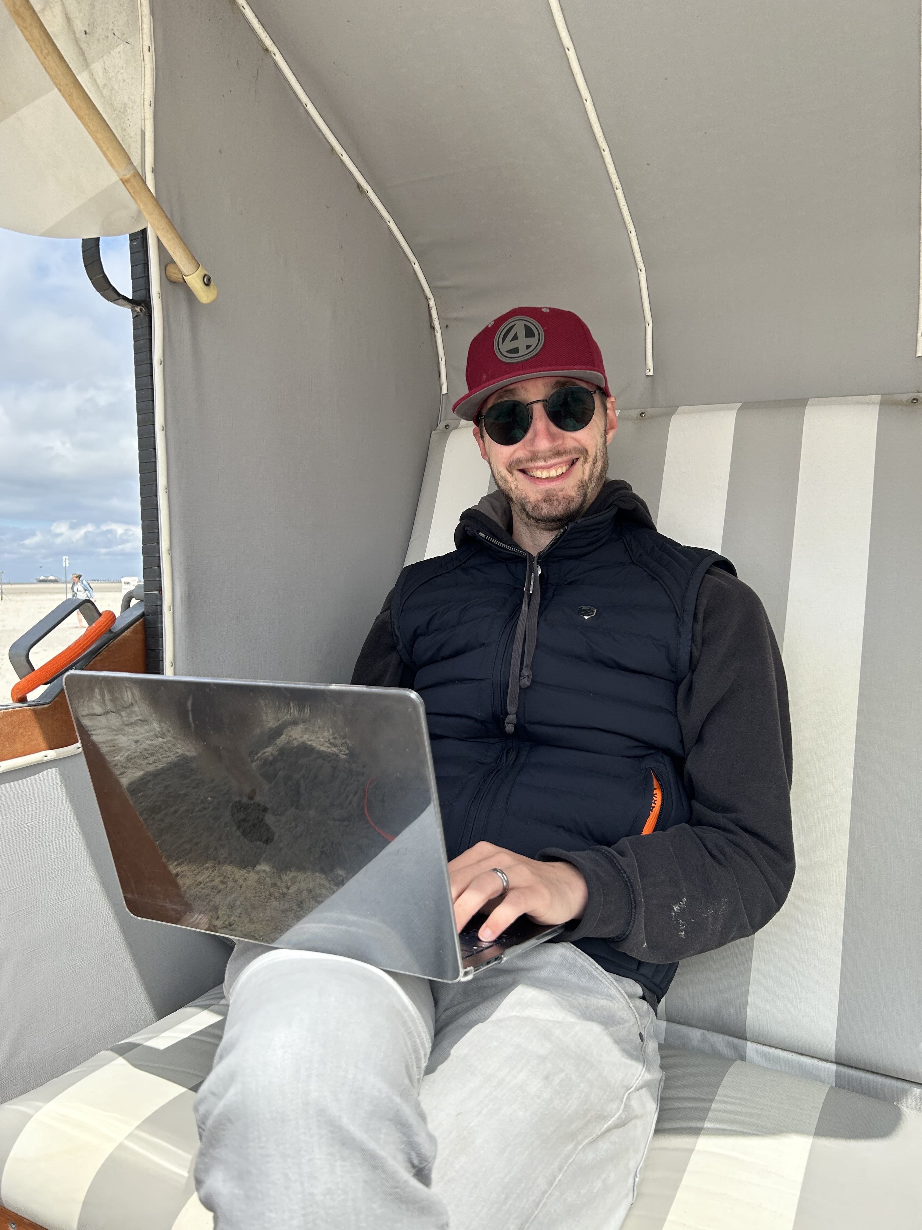 Nicholas Schwickrath arbeitet flexibel im Strandkorb